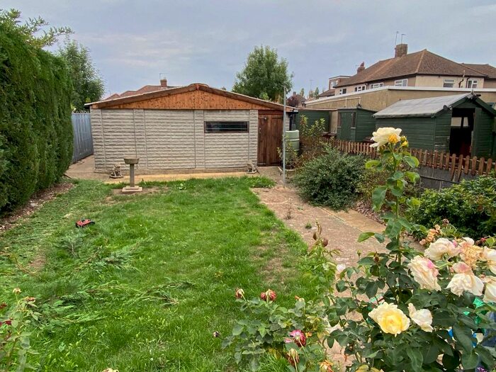 2 Bedroom Flat To Rent In New North Road, Chigwell, Essex, IG6