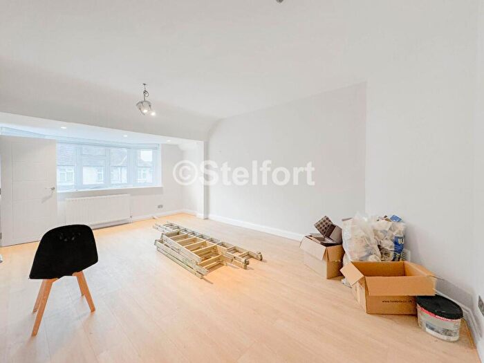 3 Bedroom Maisonette To Rent In Woodstock Avenue, London, NW11