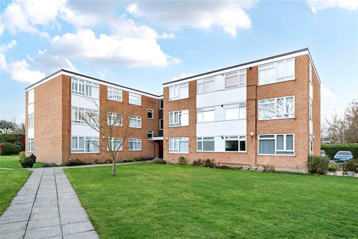 3 Bedroom Flat For Sale In Hawthorne Road, Bickley, BR1
