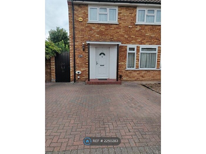 3 Bedroom Semi-Detached House To Rent In Verney Road, Slough, SL3