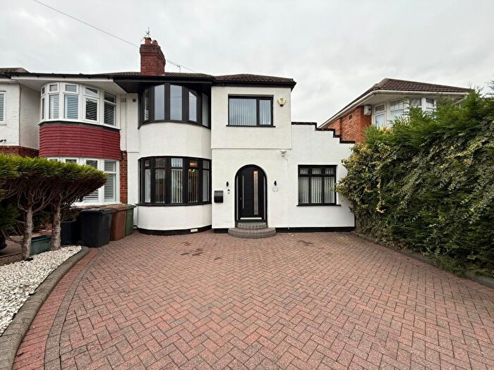 3 Bedroom Semi-detached House For Sale In Wagon Lane, Solihull, B92