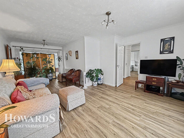3 Bedroom Bungalow For Sale In Lawnswood Drive, Caister-on-Sea, NR30