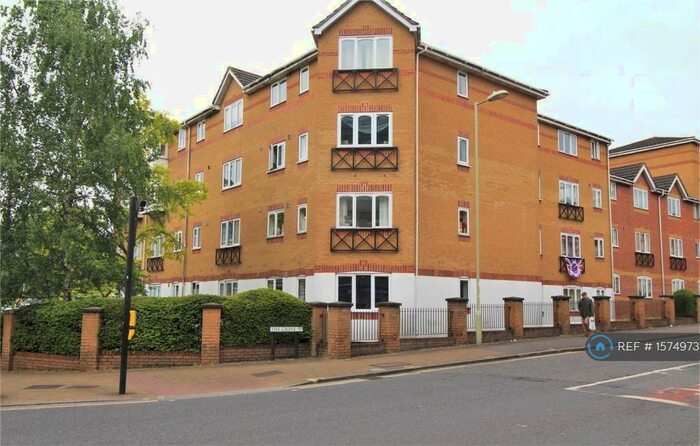 2 Bedroom Flat To Rent In Ascot Court, Aldershot, GU11