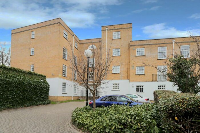 2 Bedroom Flat To Rent In Leigh Hunt Drive, London, N14