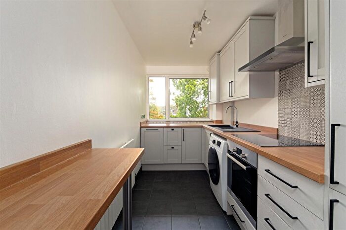 2 Bedroom Flat To Rent In New Wanstead, London, E11