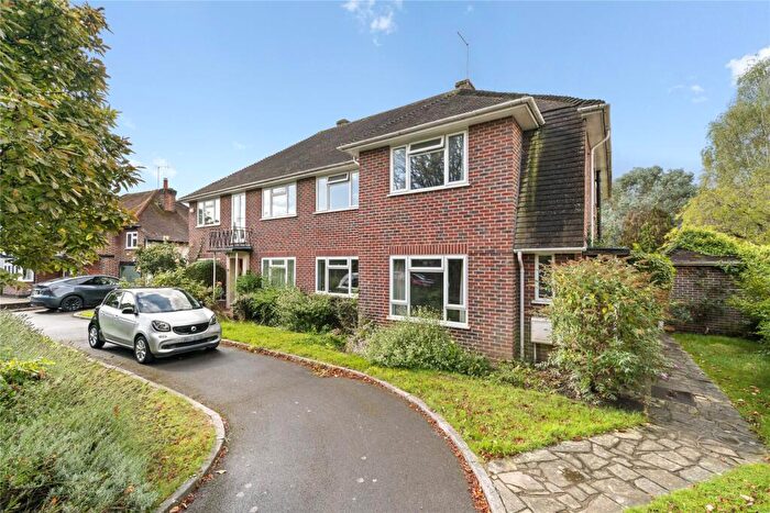 2 Bedroom Maisonette For Sale In Parkwood Avenue, Esher, Surrey, KT10