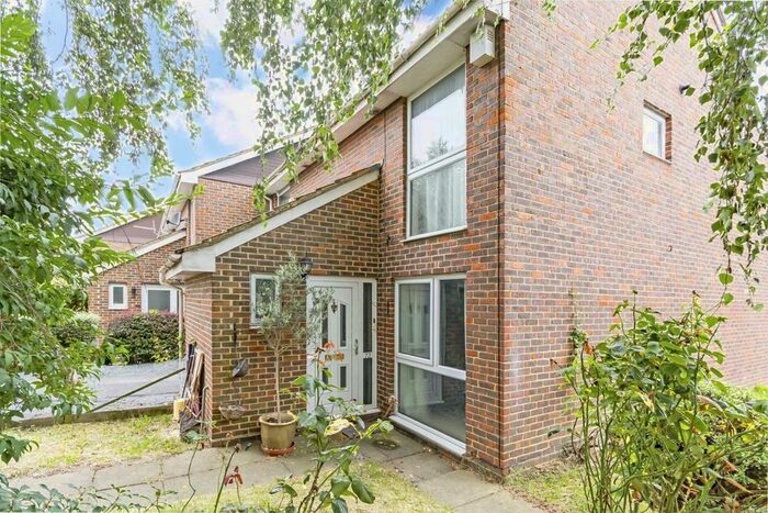 2 Bedroom Property To Rent In Aspen Close, London, W5