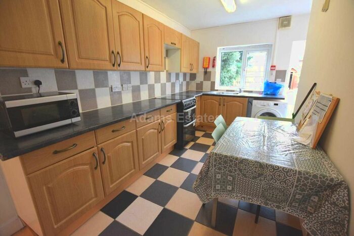 3 Bedroom Semi-Detached House To Rent In Hamilton Road, Reading, RG1