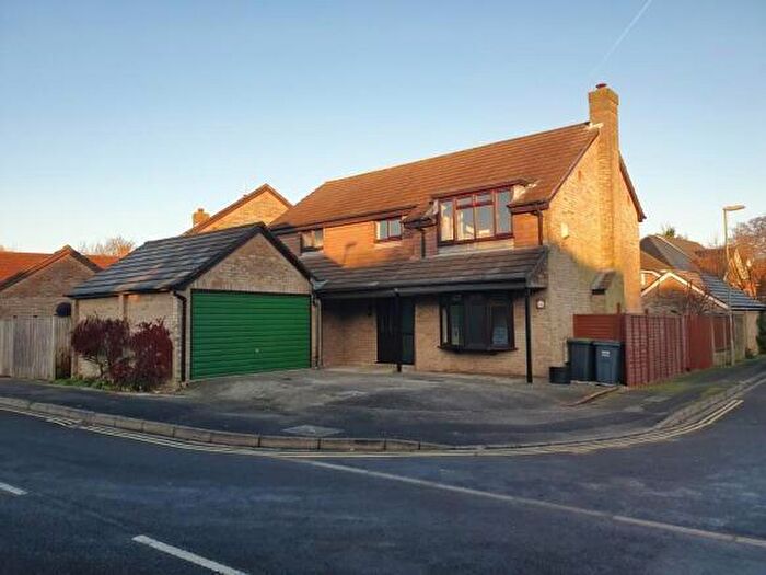 4 Bedroom Detached House To Rent In Hayling Island, Portsmouth, Hampshire, PO9
