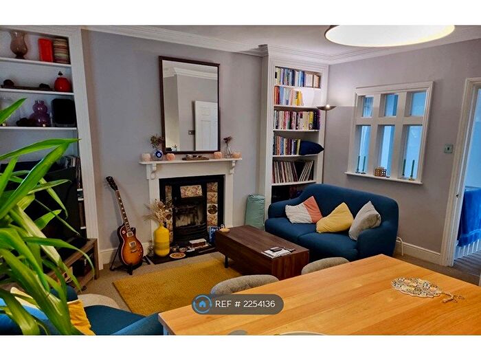 2 Bedroom Flat To Rent In Kings Avenue, London, SW4