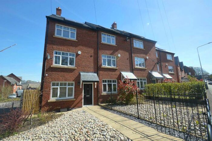 4 Bedroom Town House To Rent In Buxton Road, Macclesfield, SK10