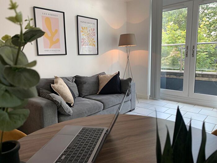 1 Bedroom Flat To Rent In Modern Gated Apt // Bed // Laureate House // Aug, LN1