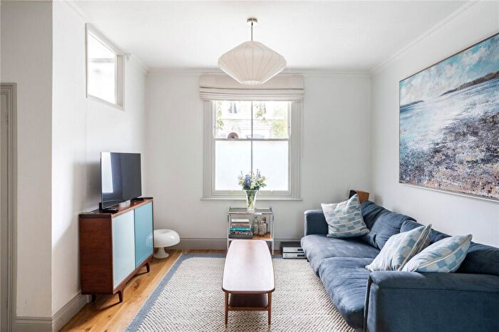 3 Bedroom End Of Terrace House For Sale In Appleby Road, Hackney, London, E8 - Photo 2