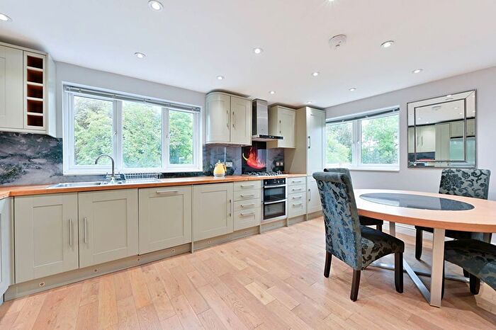 4 Bedroom Flat To Rent In Midmoor Road, Wimbledon, London, SW19