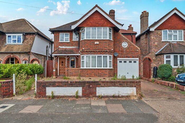 4 Bedroom Detached House To Rent In Branksome Way, New Malden, KT3