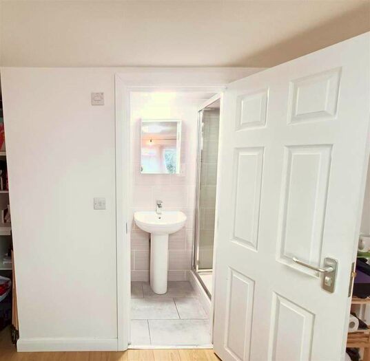 1 Bedroom Studio Flat To Rent In Bath Road, Hounslow, TW5