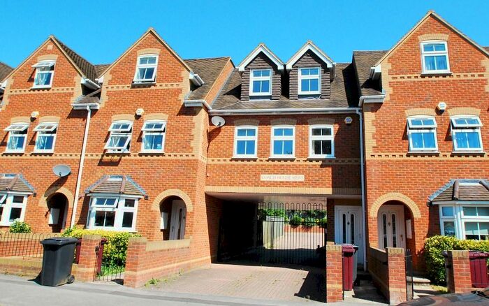 3 Bedroom Flat To Rent In South View Avenue, Reading, Berkshire, RG4
