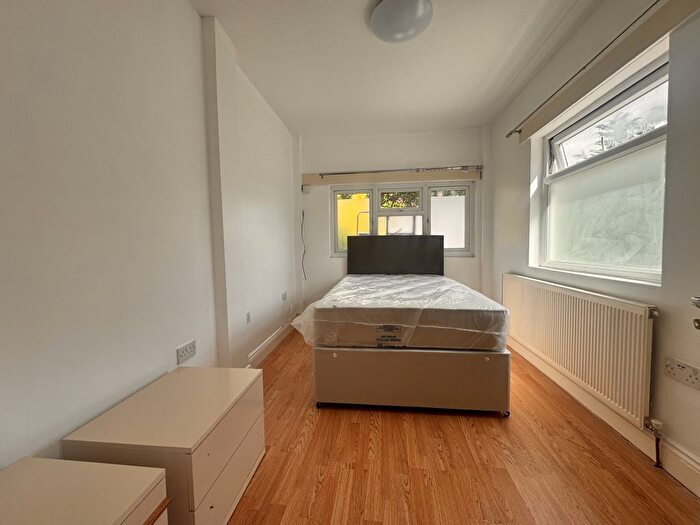 Studio To Rent In Great West Road, Hounslow, TW5