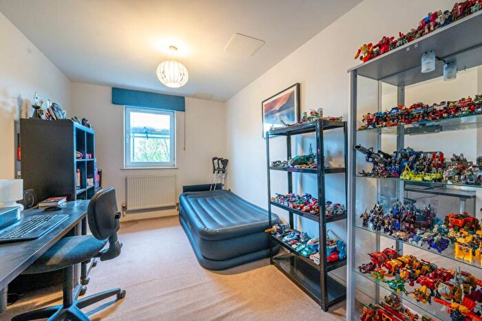 2 Bedroom Flat For Sale In Cannock Court, Walthamstow, London, E17