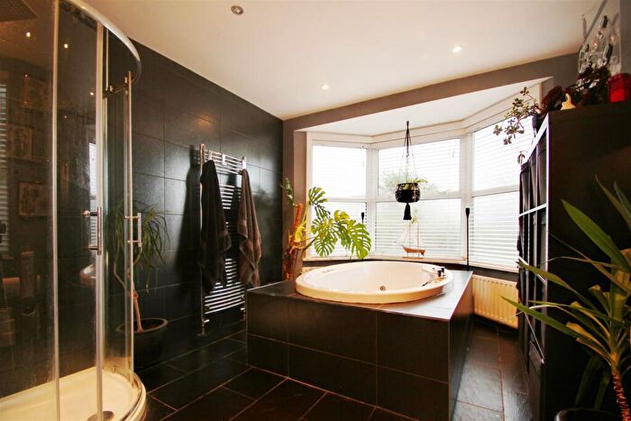 4 Bedroom Semi-Detached House To Rent In Woodlea Road, Worthing, BN13