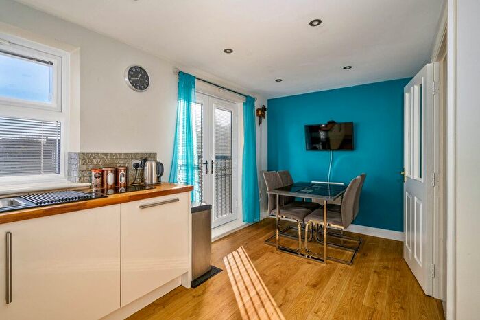 5 Bedroom Town House For Sale In Meadow Croft, Drighlington, BD11