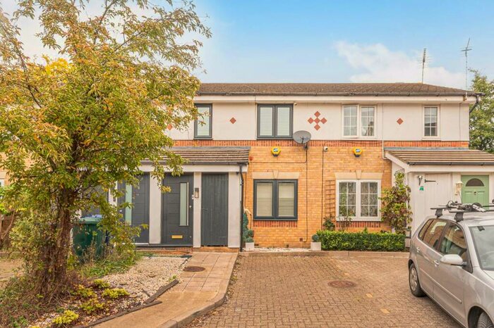 3 Bedroom Terraced House To Rent In Kirkby Close, Friern Barnet, London, N11