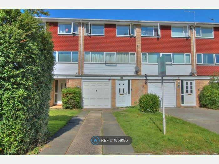 4 Bedroom Terraced House To Rent In Shefford Crescent, Wokingham, RG40