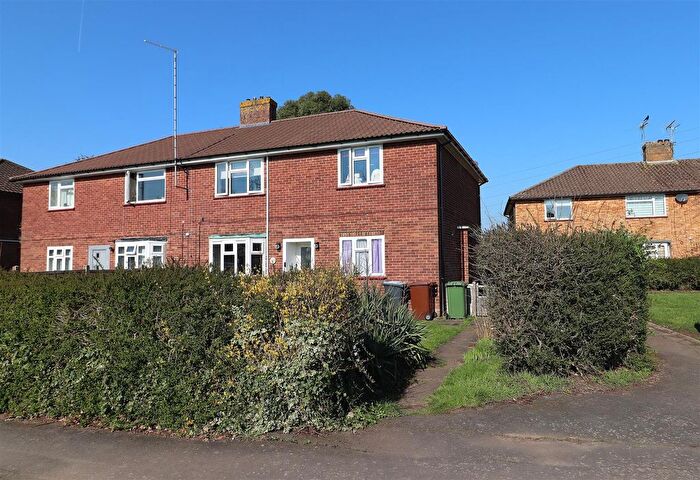 2 Bedroom Maisonette For Sale In Crown Road, Borehamwood, WD6