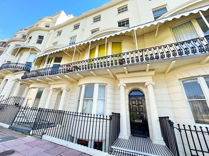 Flat To Rent In Regency Square, Brighton, BN1