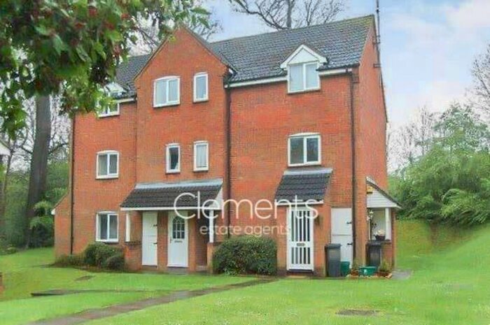 Maisonette To Rent In Ravenscroft, Watford WD25