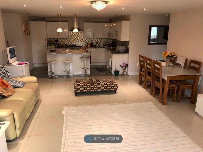 3 Bedroom Flat To Rent In Kings Avenue, Greenford, UB6