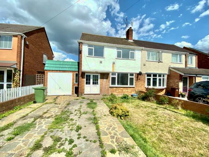 3 Bedroom Semi-Detached House To Rent In Farnborough, GU14