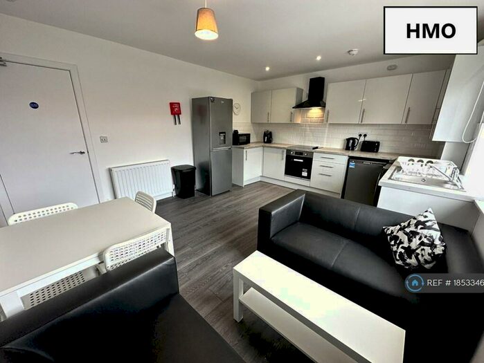 4 Bedroom Flat To Rent In Wedderlea Drive, Glasgow, G52