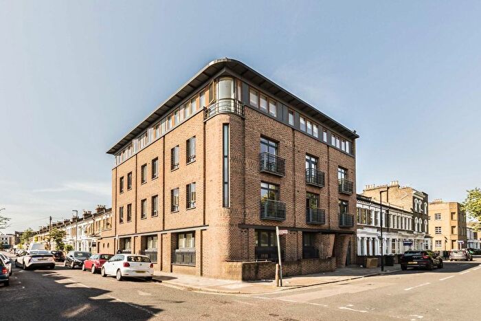 3 Bedroom Flat To Rent In Kepler Road, Clapham, SW4