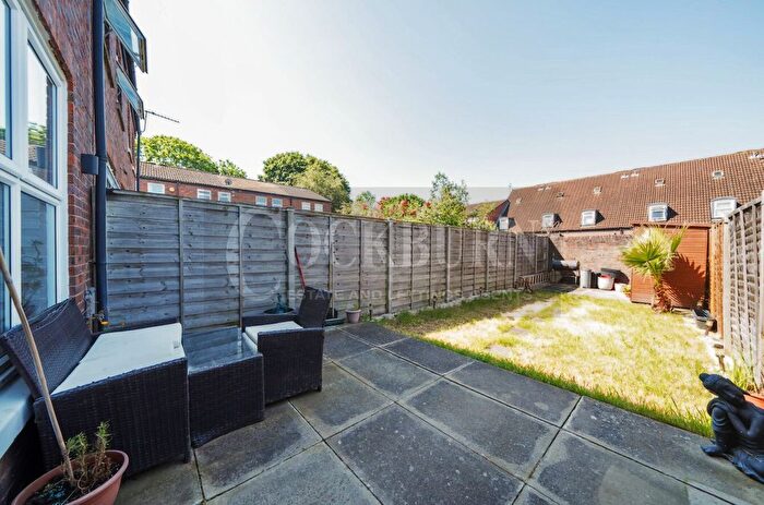 2 Bedroom Terraced House For Sale In Lonsdale Close, London, SE9