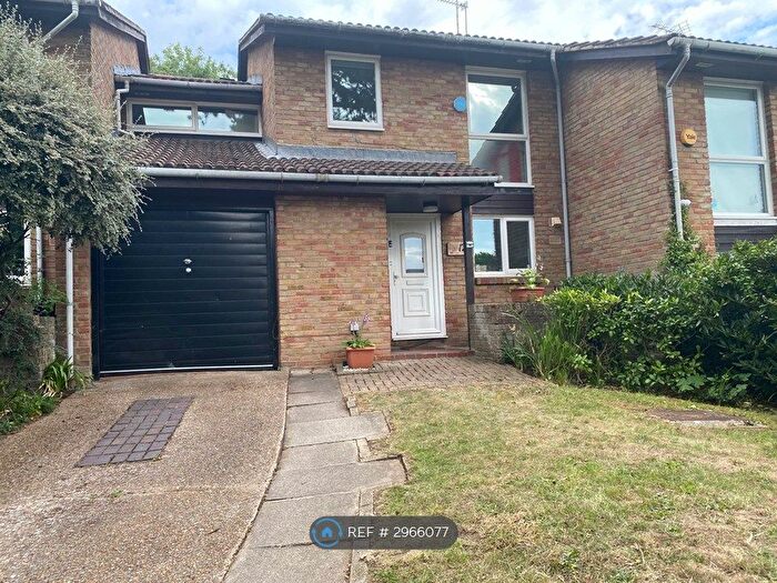 5 Bedroom Semi-Detached House To Rent In Reynolds Way, Croydon, CR0
