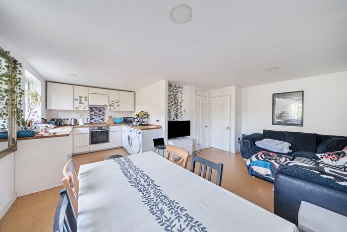 2 Bedroom Flat For Sale In Gables Close, London, SE5