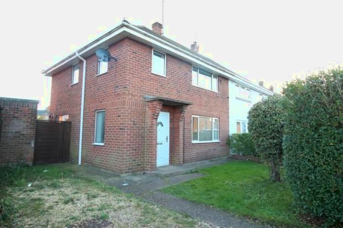 3 Bedroom Semi-Detached House To Rent In Hove Road, Rushden NN10