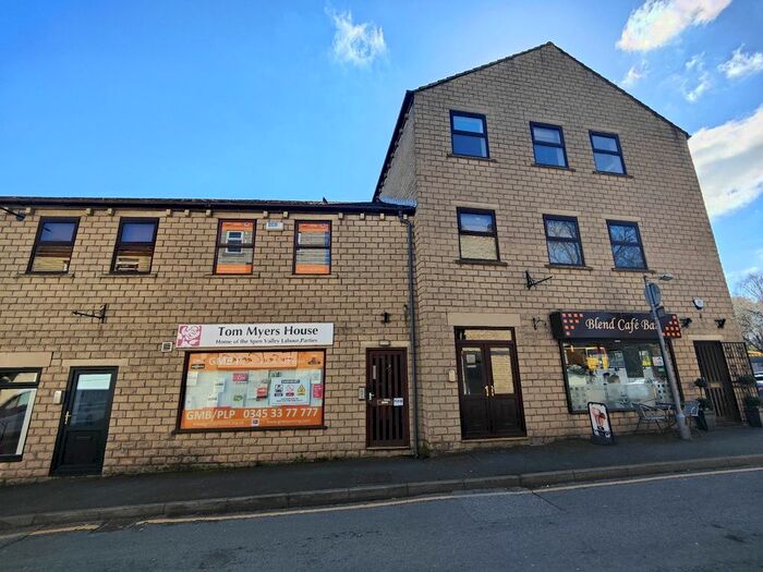 2 Bedroom Flat To Rent In Cross Crown Street, Cleckheaton, West Yorkshire, Uk, BD19