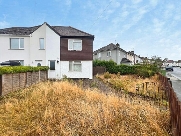 3 Bedroom Semi-Detached House For Sale In Roberts Road, Aldershot, Hampshire, GU12