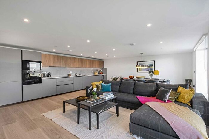 2 Bedroom Flat For Sale In Plough Road, Battersea, SW11