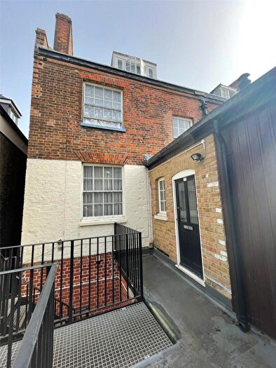 1 Bedroom Flat To Rent In High Street, Rochester, Kent, ME1