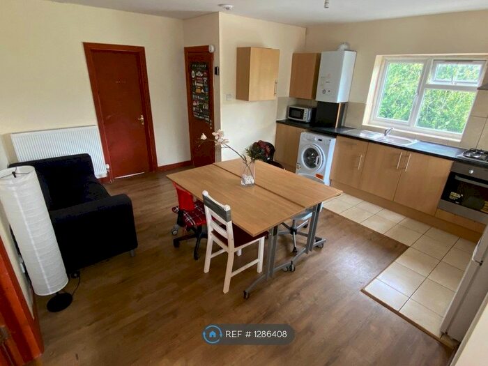 3 Bedroom Flat To Rent In Lilac Road, Southampton SO16