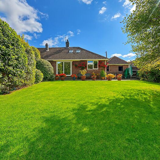 2 Bedroom Bungalow For Sale In Branscombe Road, Tiverton, EX16
