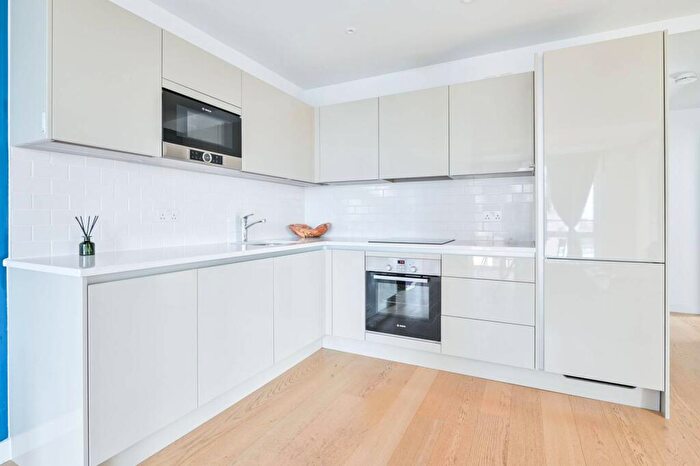 2 Bedroom Flat To Rent In Sayer Street, Elephant And Castle, London, SE17