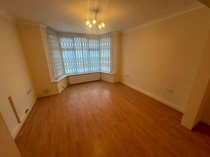 4 Bedroom Semi-Detached House To Rent In Whitby Gardens, London, NW9