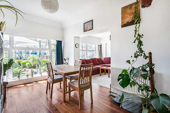 3 Bedroom Apartment For Sale In Daubeney Road, London, E5
