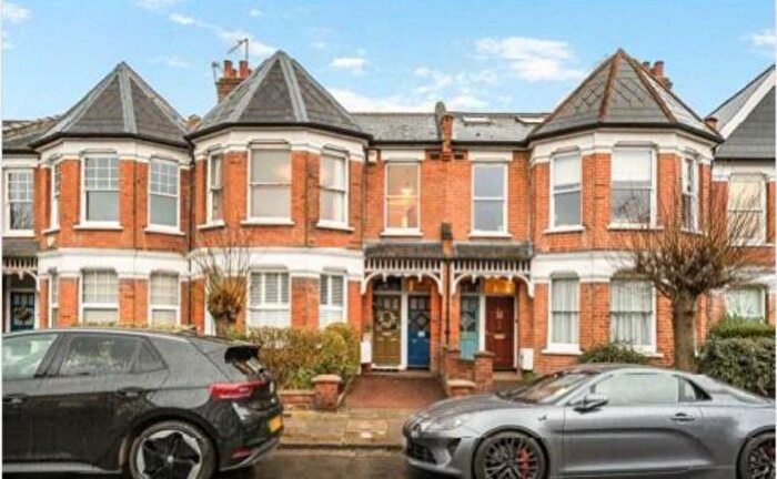 3 Bedroom Maisonette For Sale In Sedgemere Avenue, London, N2