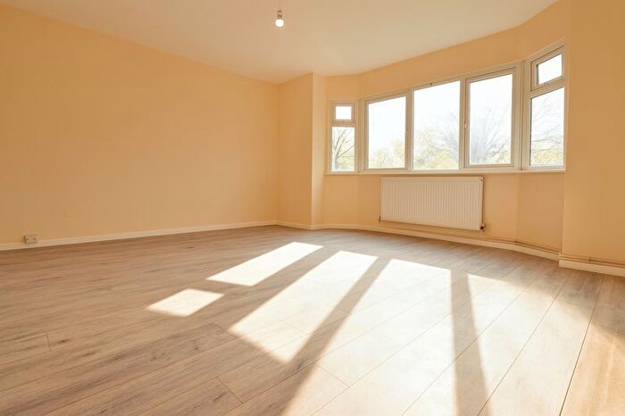 2 Bedroom Flat To Rent In Worcesters Avenue, Enfield, EN1