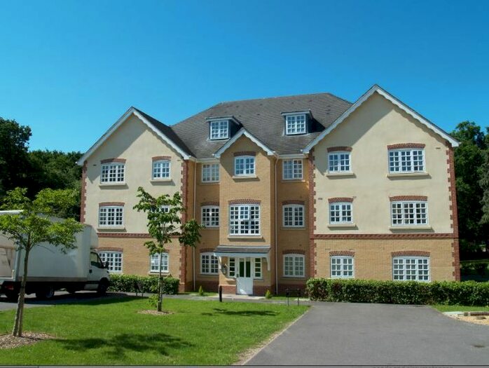 2 Bedroom Flat To Rent In Hurworth Avenue, Slough SL3